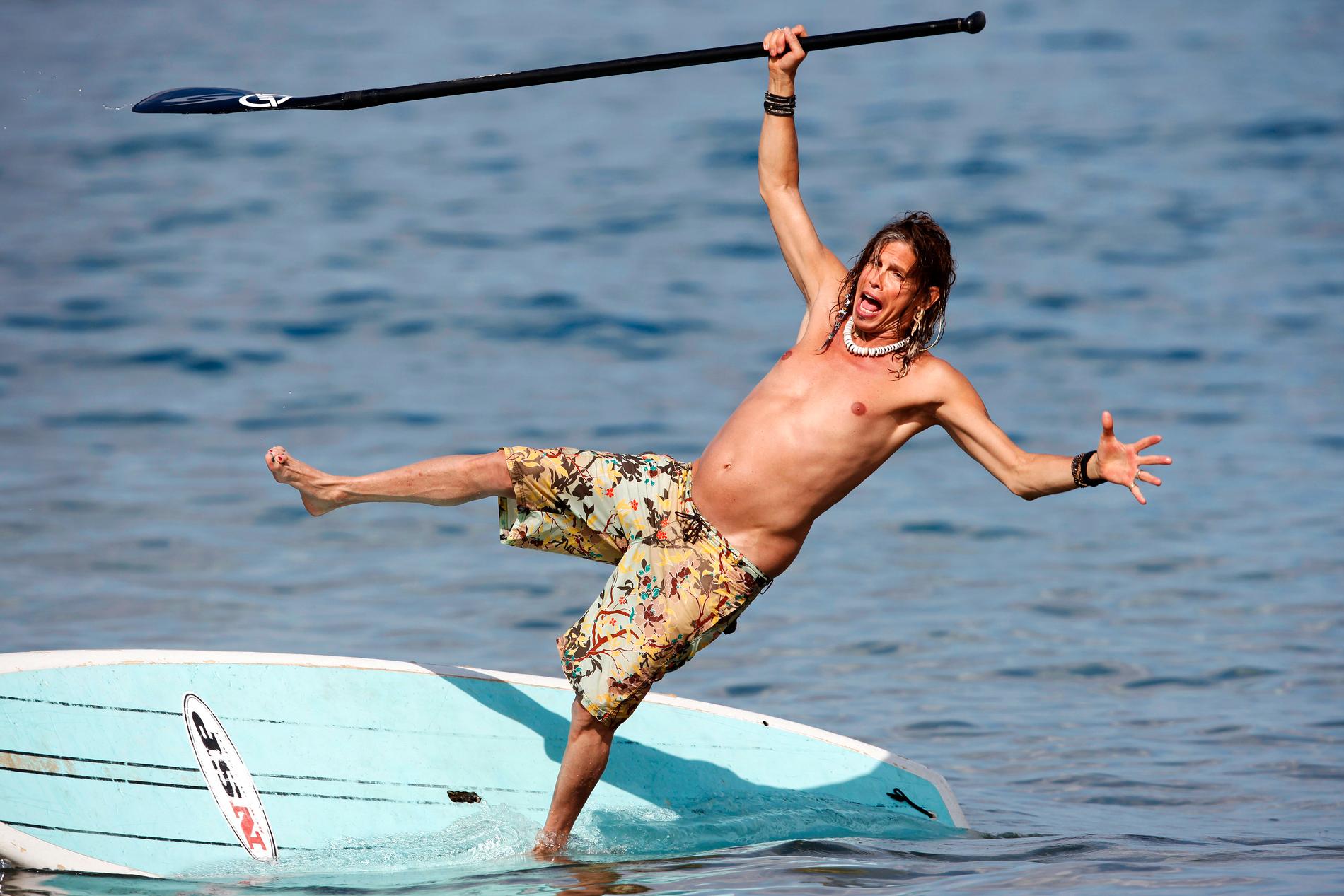 ”No hands, no hands!”. Balansen såg ut att svika Aerosmith-legendaren Steven Tyler, 63, när han paddlade surfbräda under veckans romantiska Hawaii-resa med flickvänen Erin Brady. Men det är varken rockrävens trademarkade avgrundsgap eller begynnande magplask som är det sensationella i den här bilden. Kolla i stället in killens pektå! På väg att helt övermanövrera sin dubbelt så stora jämlike. Livin' on the EDGE!