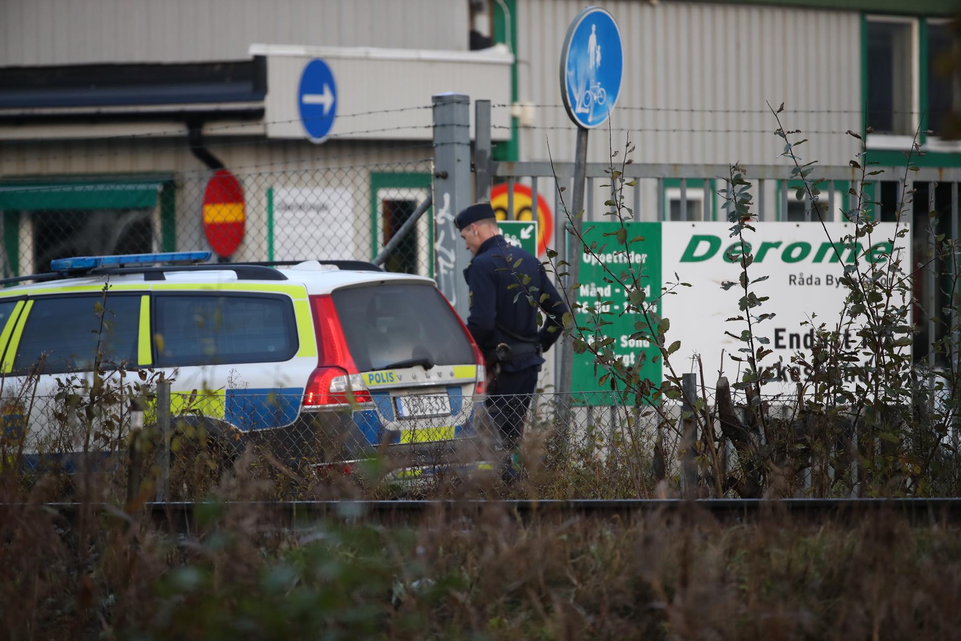 En polisman på platsen i Mölnlycke där skottlossning utbröt vid en fest på lördagskvällen.