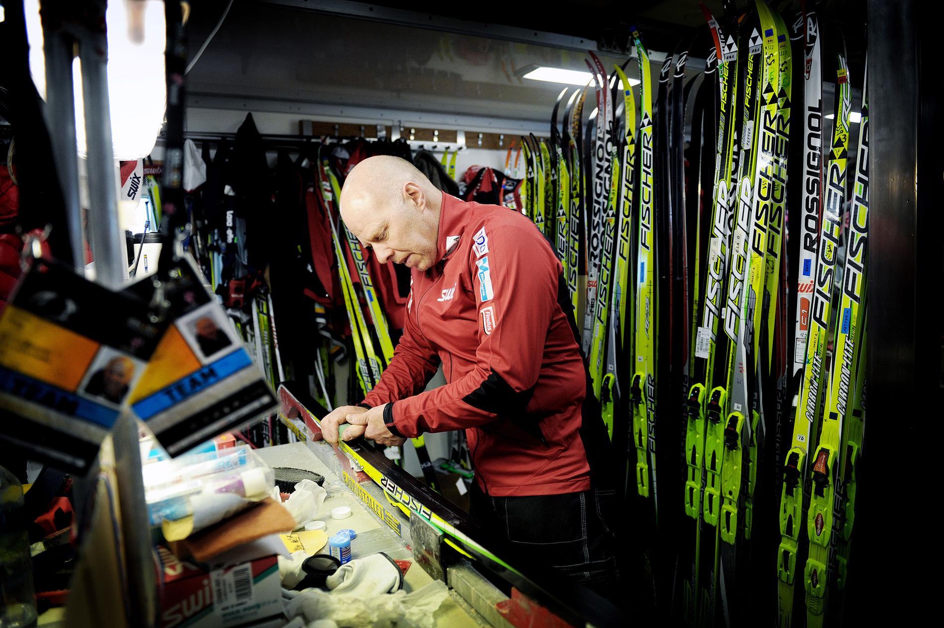 Svensken Perry Olsson vallar Petter Northugs skidor.