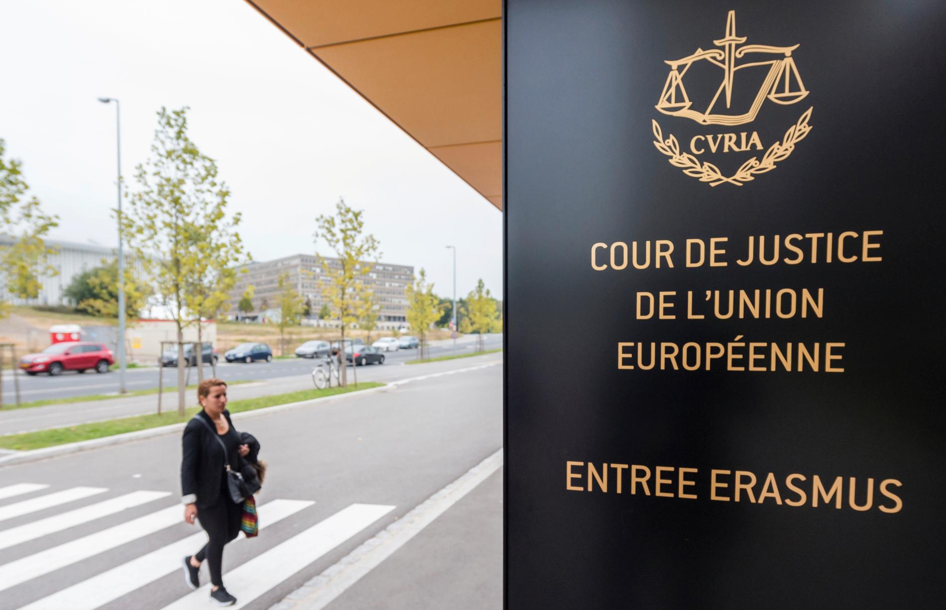 En kvinna utanför EU-domstolens lokaler i Luxemburg. Arkivfoto.