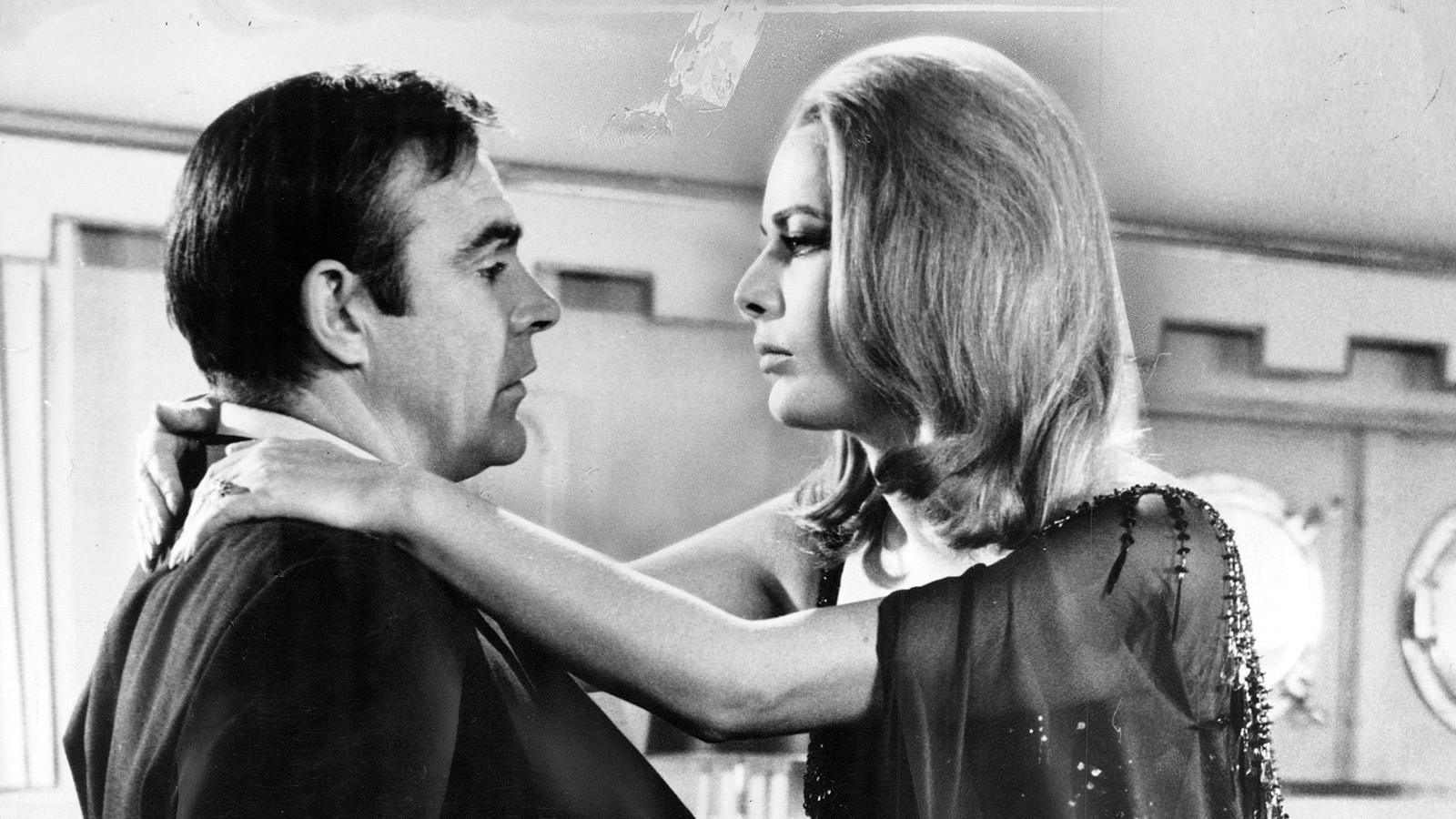 Sean Connery och Karin Dor i "Man lever bara två gånger".