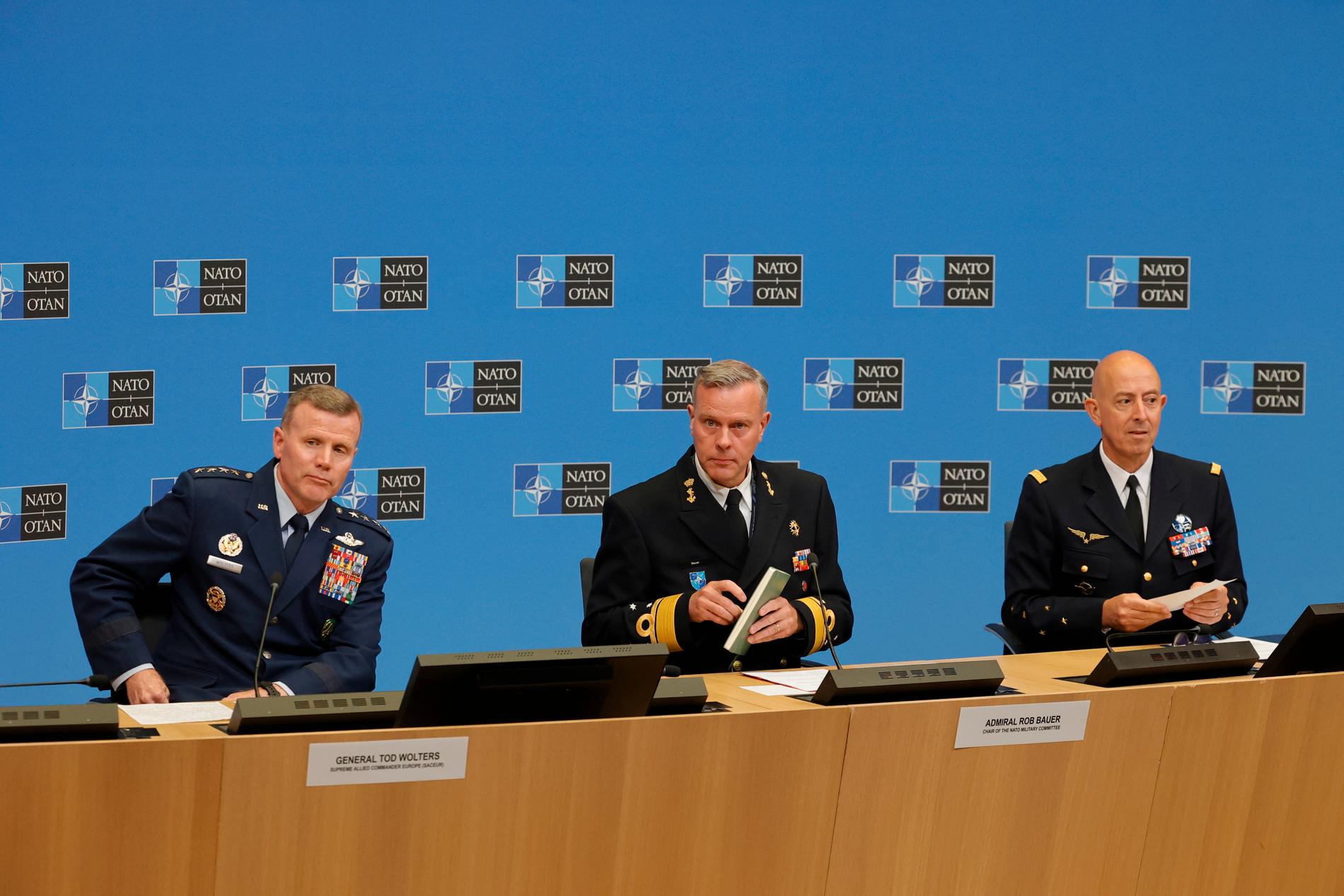 Militäralliansen Natos högsta militära chefer: överbefälhavaren i Europa Tod Wolters (till vänster), militärkommitténs ordförande Rob Bauer (mitten) och utbildnings- och innovationsbefälhavaren Philippe Lavigne (till höger) pratar om Sveriges och Finlands ansökningar på en presskonferens i Bryssel.