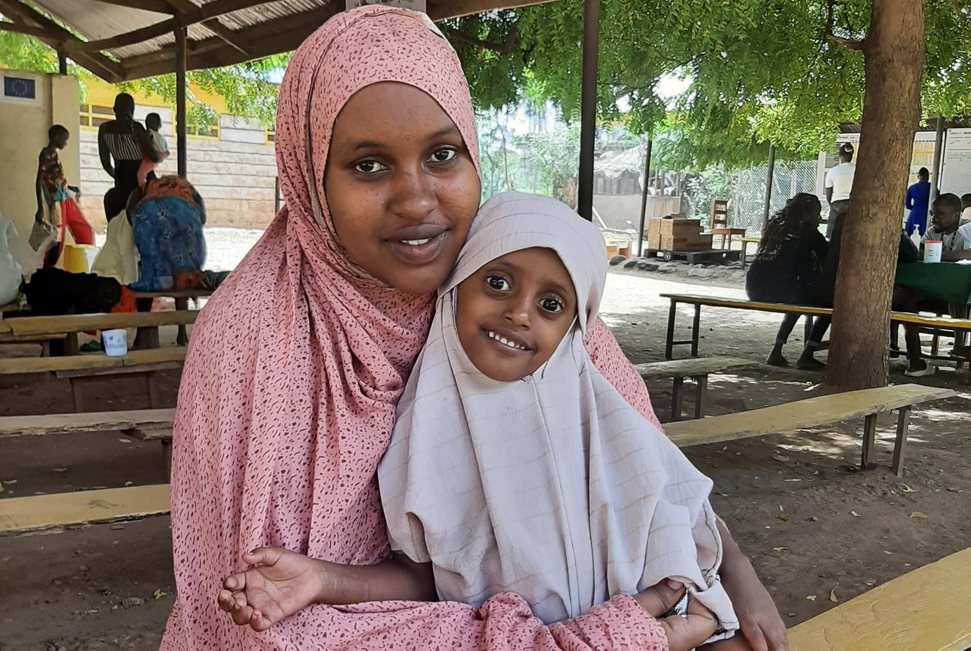 Salma mår i dag bra, tack vare den hjälp hon fått från kliniken med olika former av näringstillskott. Hennes mamma Leyla säger att hon är enormt tacksam över att hon får se sin dotter leka igen. 