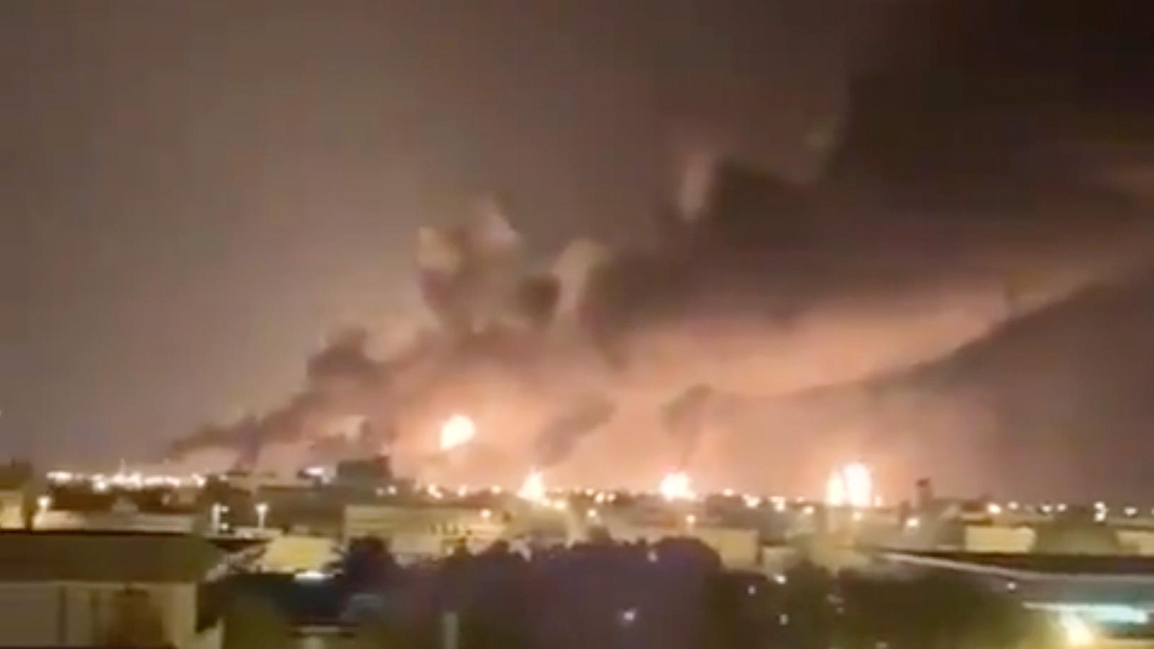 Rök ovanför Abqaiq-anläggningen i Saudiarabien.