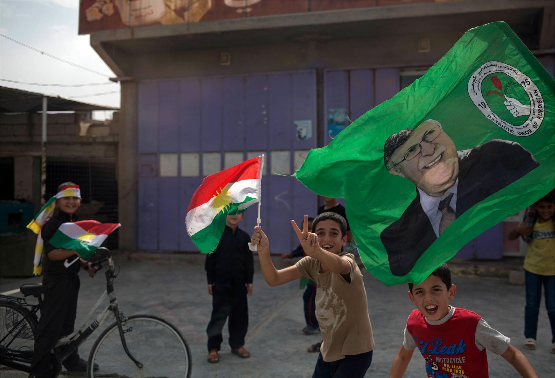 Barn med kurdiska flaggor i staden Kirkuk.