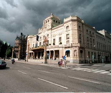 SKANDALERNAS HUS 1 Enligt en rad källor döljer sig allvarligt drogmissbruk, våld och sexuella trakasserier bakom Kungliga Dramatiska teaterns stiliga fasad.