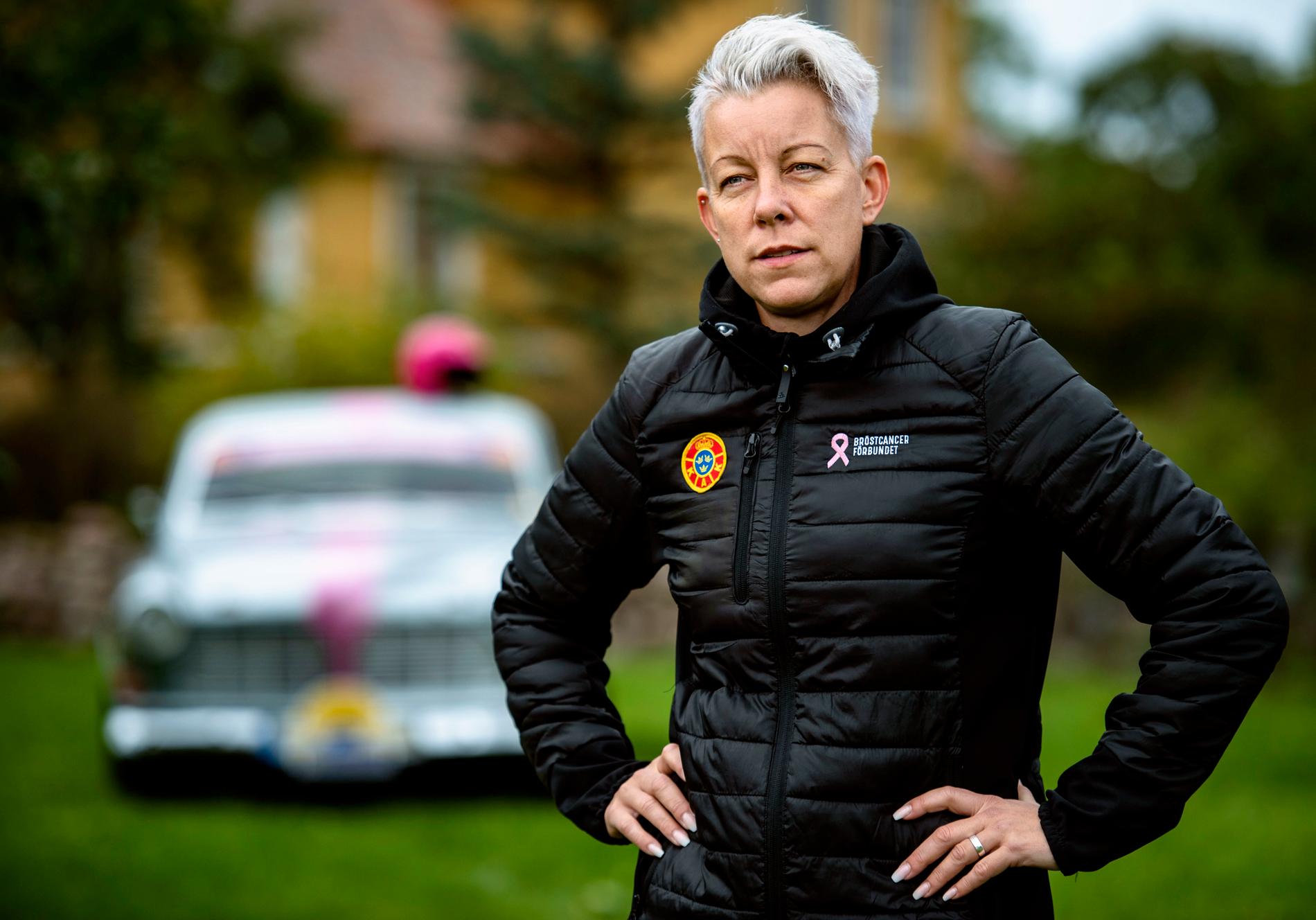Camilla Andersson, 43, brukade köra rally som kartläsare. Men efter bröstcancer bestämde hon sig för att i stället bli förare, eftersom hon har rallylicens för båda två. Hon ville göra något som hon alltid hade drömt om och som hon tycker är roligt.