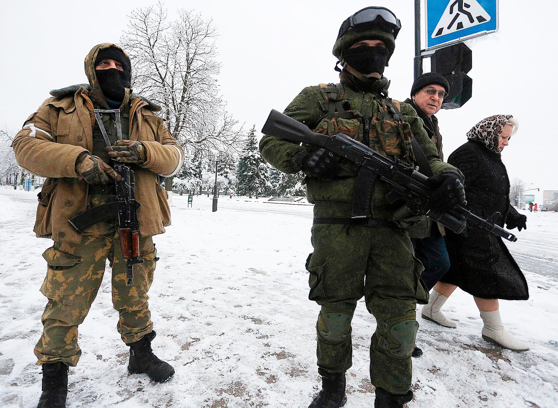 CENTRALA LUHANSK Tungt beväpnade män bevakar regeringsbyggnader  i utbrytarrepubliken Luhansk under maktkampen om presidentposten.