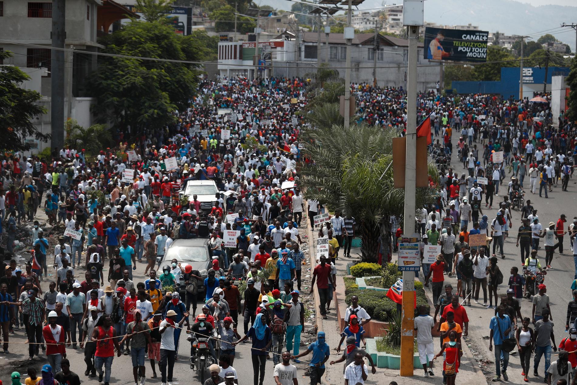 Demonstranter i Port-au-Prince på fredagen.
