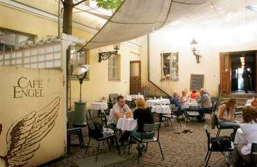 Café Engel visar gamla klassiker i sin utomhusbio varje kväll.