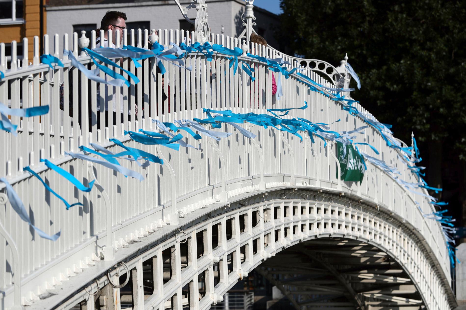 Blå band har knutits vid en bro i Dublin som en påminnelse om alla de personer som blivit utsatta för övergrepp.