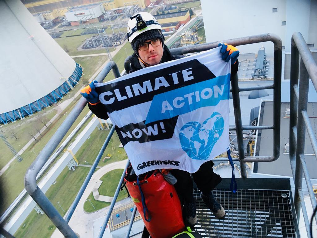 Nio aktivister från miljöorganisationen Greenpeace tog i november 2018 sig upp på en 180 meter hög skorsten på ett kolkraftverk i den polska staden Belchatow i protest mot landets kolförbrukning. Arkivbild.