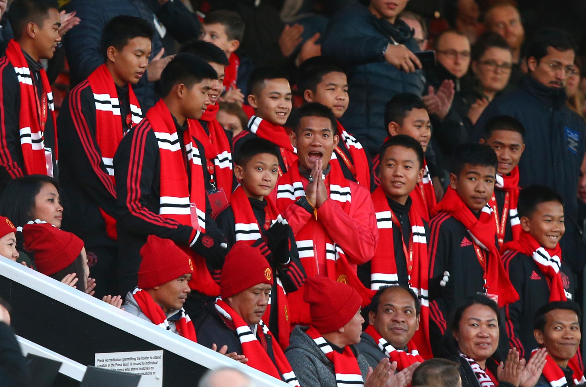 Glada miner på läktaren när det thailändska fotbollslaget fick se matchen mellan United och Everton.