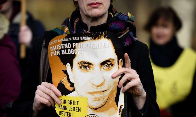 Den liberale saudiske bloggaren Raif Badawi, 31, ska piskas med 50 rapp varje fredag - i 20 veckor. Något som har väckt avsky världen över.