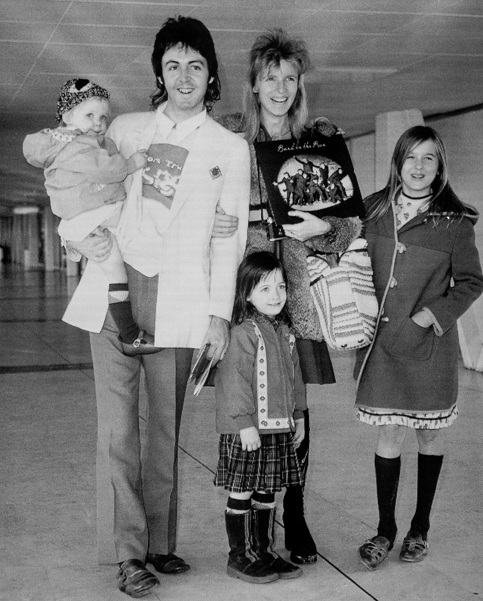 Paul och Linda McCartney med sina barn Stella och Mary (i mitten) och Heather, Lindas barn från ett tidigare äktenskap, fotograferade den 1 december 1973.