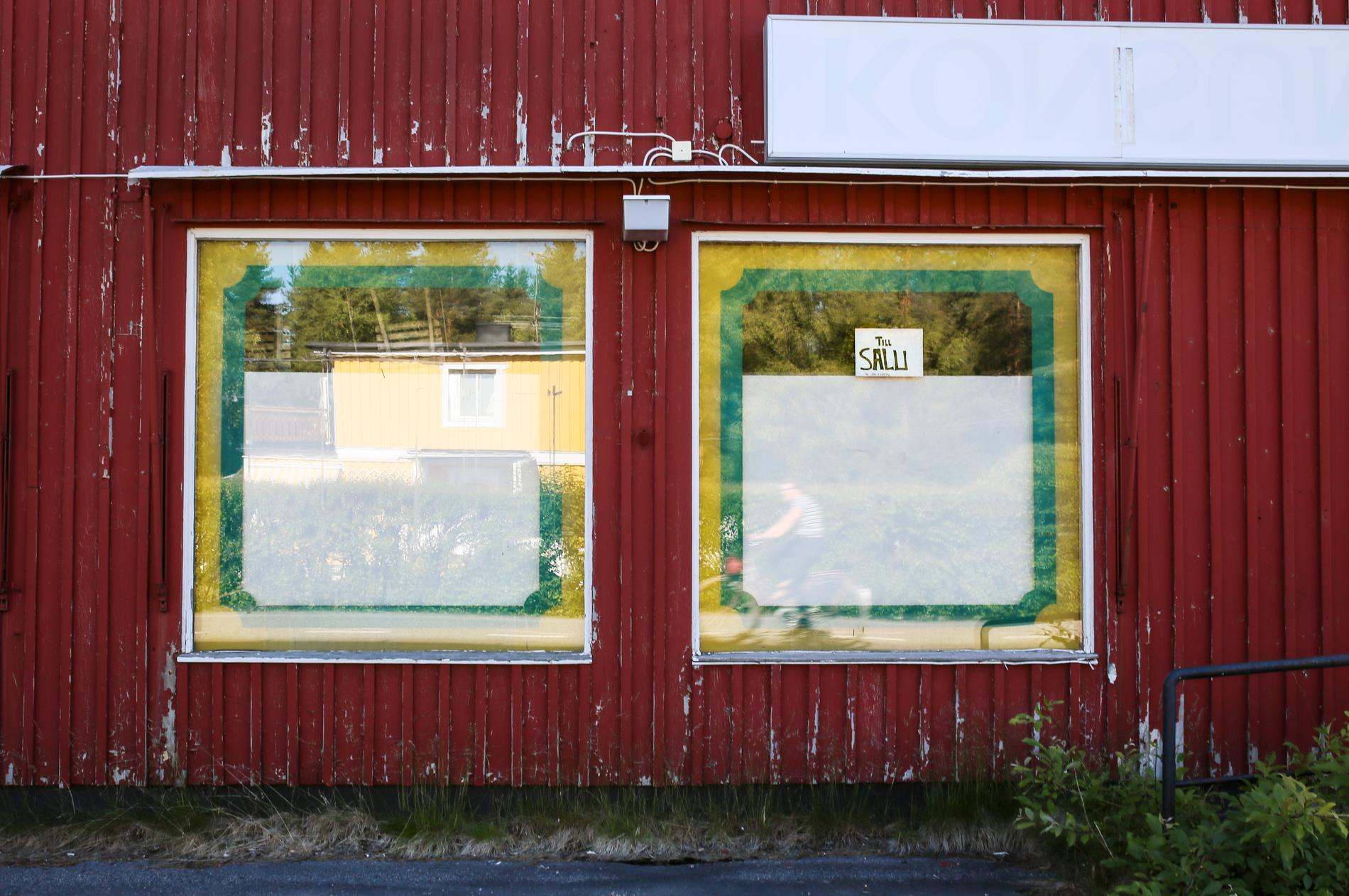 Många orter i Sverige saknar eller har långt till grundläggande tjänster. Här är en igenbommad lanthandel i Kalix kommun. Arkivbild.