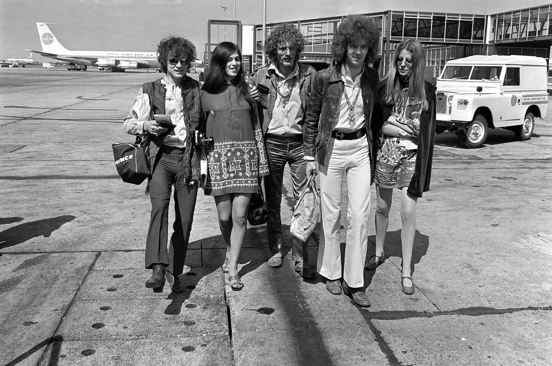 Ginger Baker, mitten, tillsammans med bandkompisarna i Cream, Jack Bruce och Eric Clapton, samt flickvänner, lämnar Heathrow på väg till turne i USA år 1967.