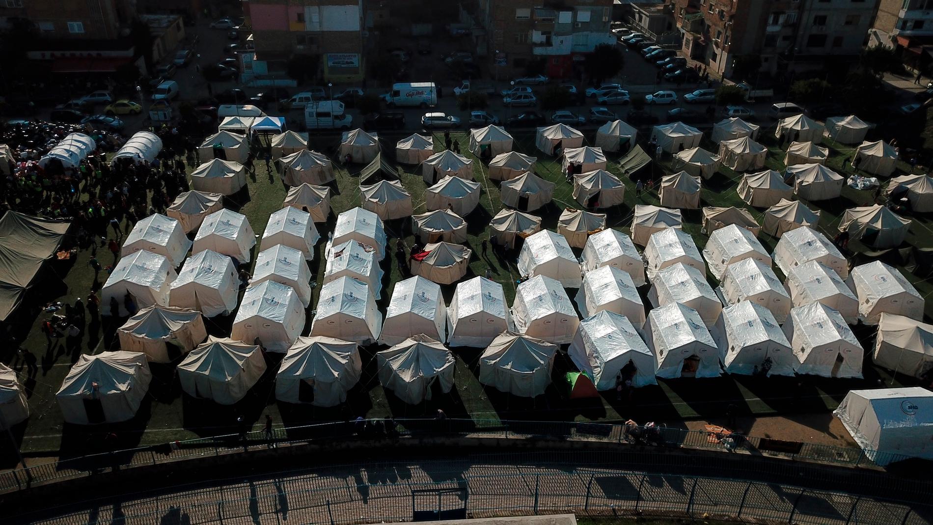 Omkring 12 500 personer beräknas stå utan bostad och får i stället bo i tält.