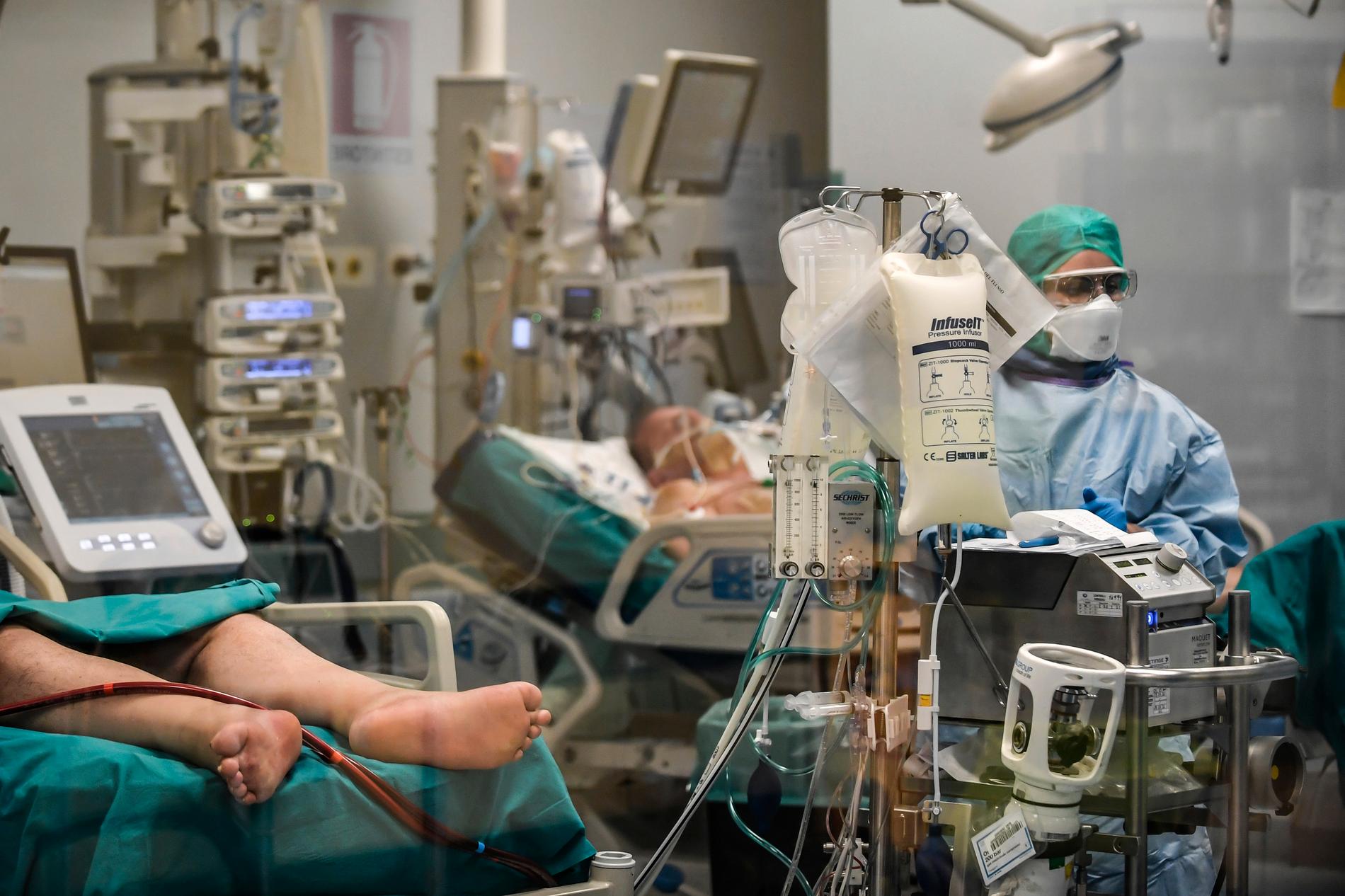 Läkare på ett sjukhus i norra Italien behandlar patienter som lagts in för intensivvård.