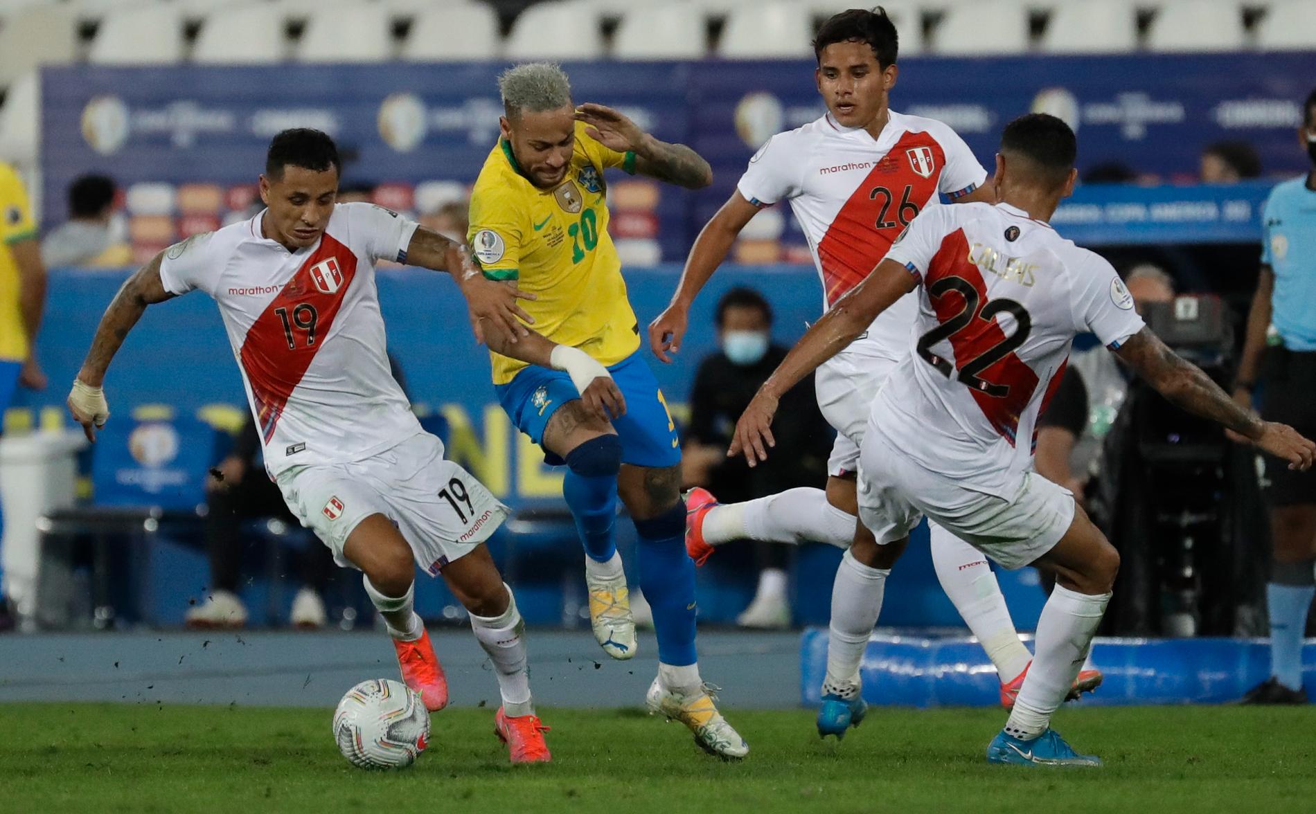 Brasiliens storstjärna Neymar försöker ta sig fram mot Peru, men den förre Malmö FF-spelaren Yoshimar Yotún lyckas ta bollen.