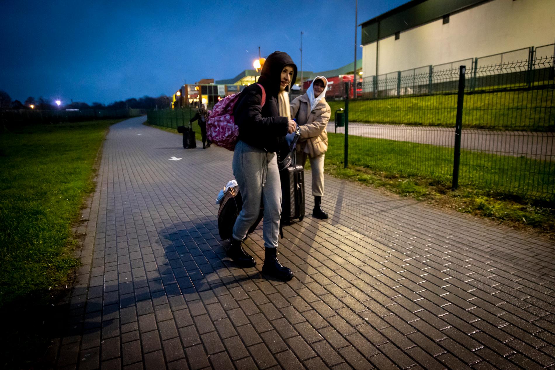 Flyktingar flyr från Ukraina vid gränsstationen i Medyka. 