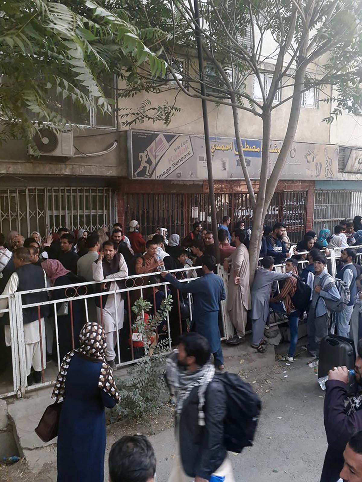 Många afghaner samlades utanför den svenska ambassaden i Kabul för att ta bussar ut till flygplatsen för att evakueras. Nu är insatsen avslutad.