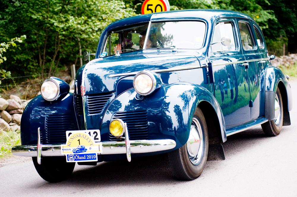 Kungen och drottningen i Carl XVI Gustafs Volvo PV60 från 1946.