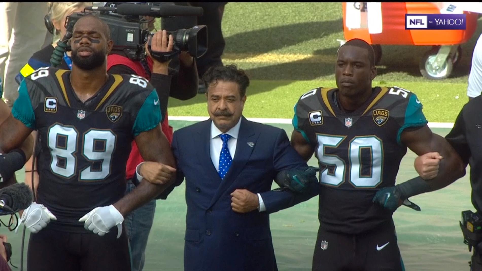 Jacksonville Jaguars ägare och miljardären Shad Khan, som tidigare donerat en miljon dollar till Donald Trumps presidentkampanj, deltar i spelarnas protest. 
