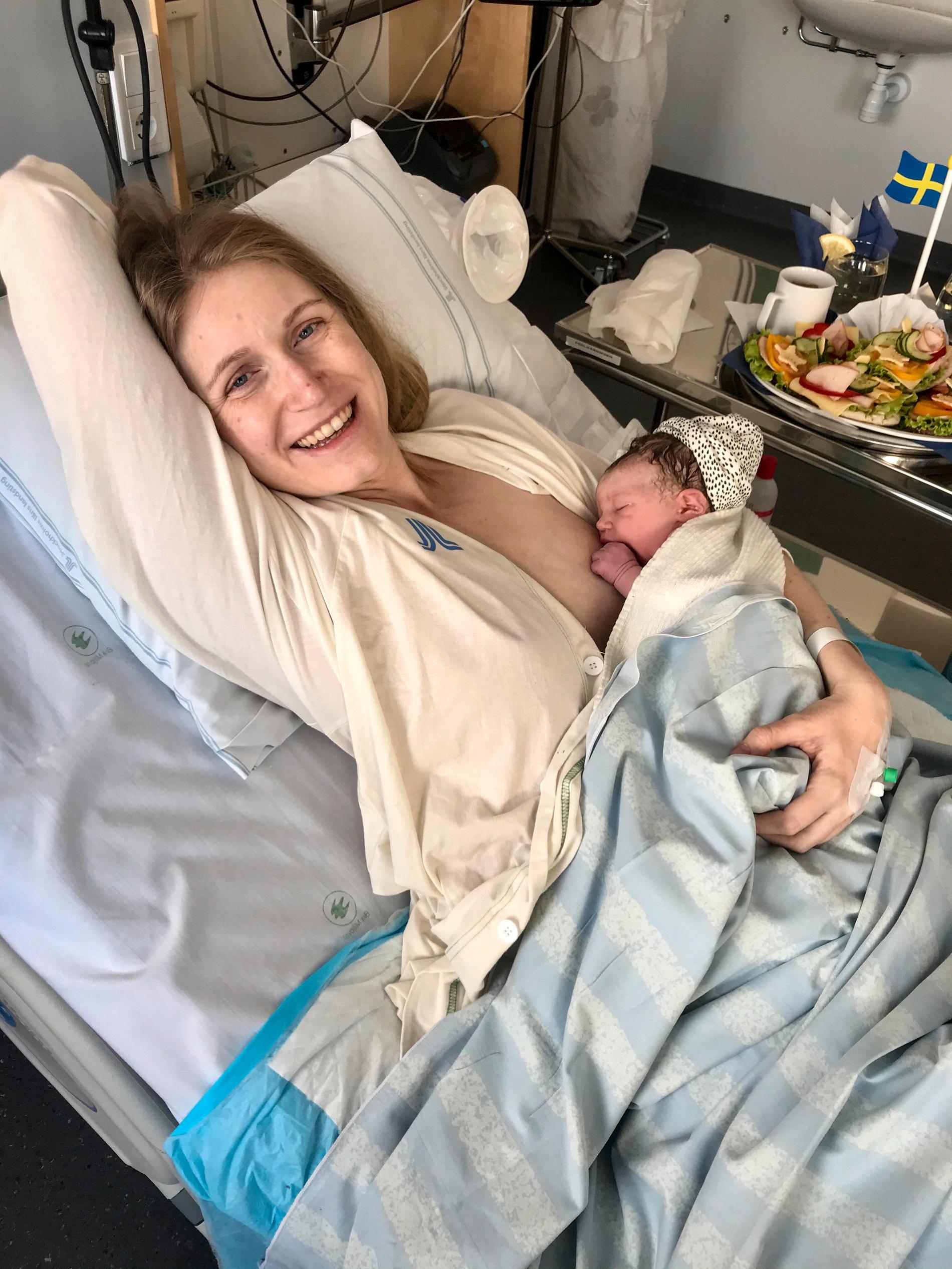 Viktoria Asp, här med den nyfödda dottern Astrid, vände sig mot sin svägerska Joanna Nordin efter förlossningen och sade: "Det här är något alldeles särskilt".
