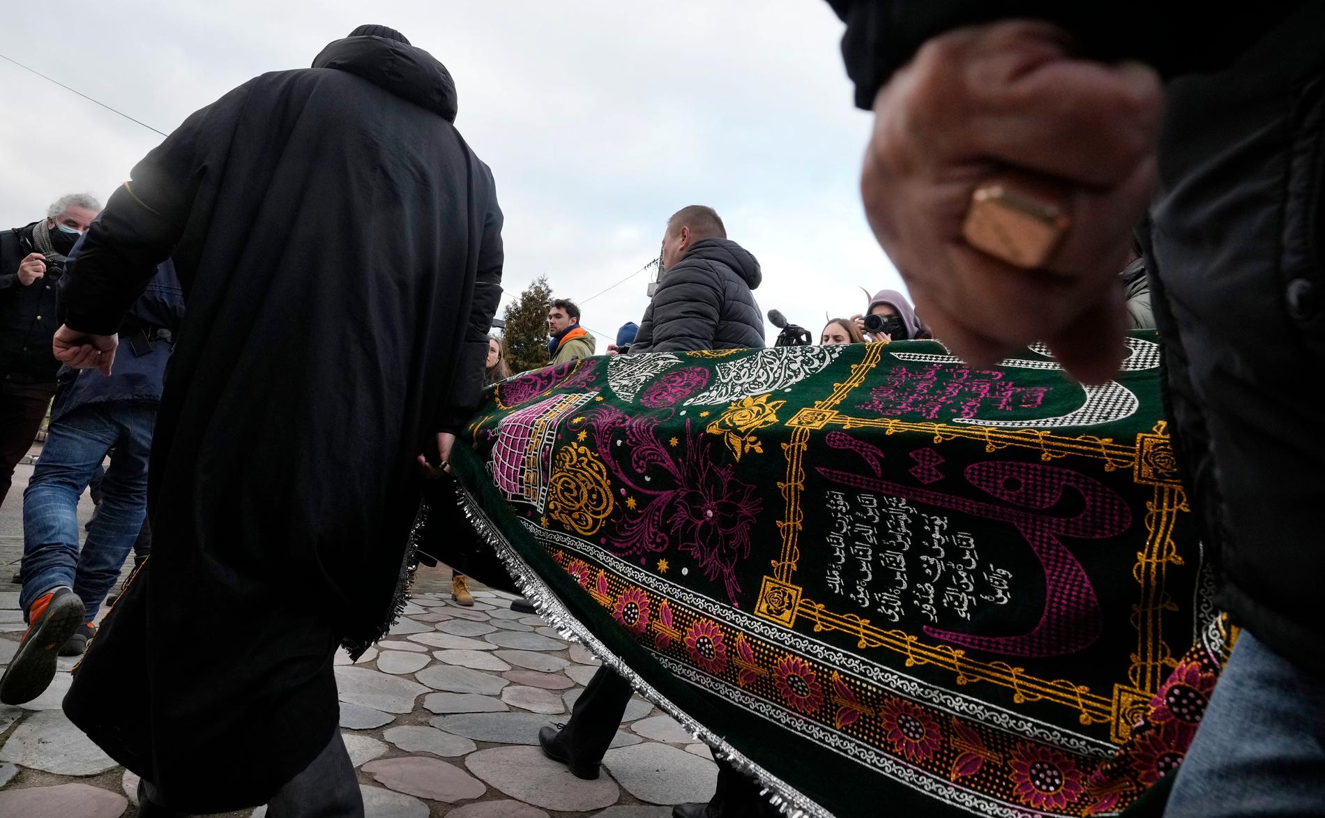 En muslimsk församling i Polen begraver en oidentifierad person som dött i gränsområdet.