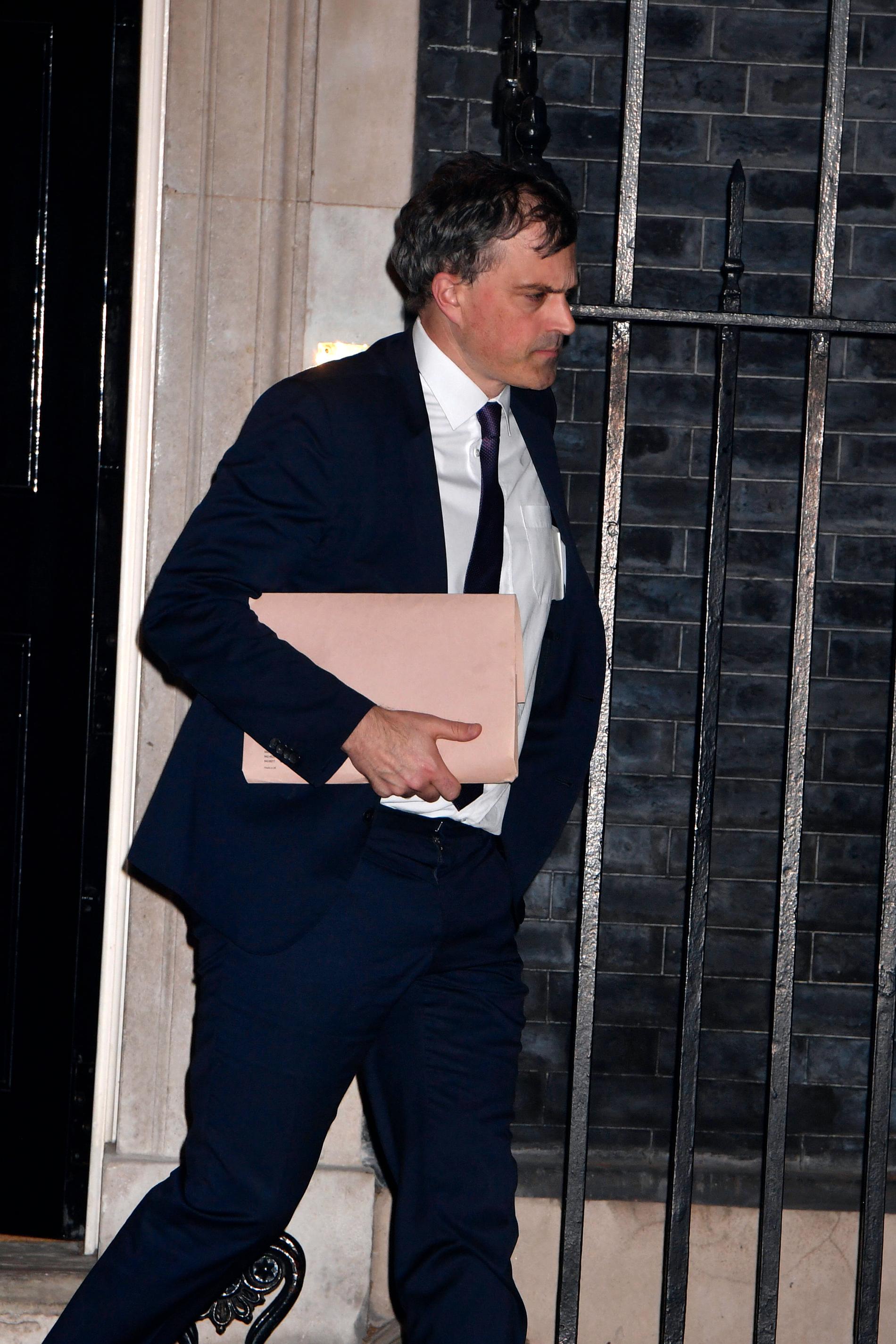 Tory-partiets gruppledare i parlamentet, Julian Smith, lämnar Downing Street 10 på tisdagskvällen.