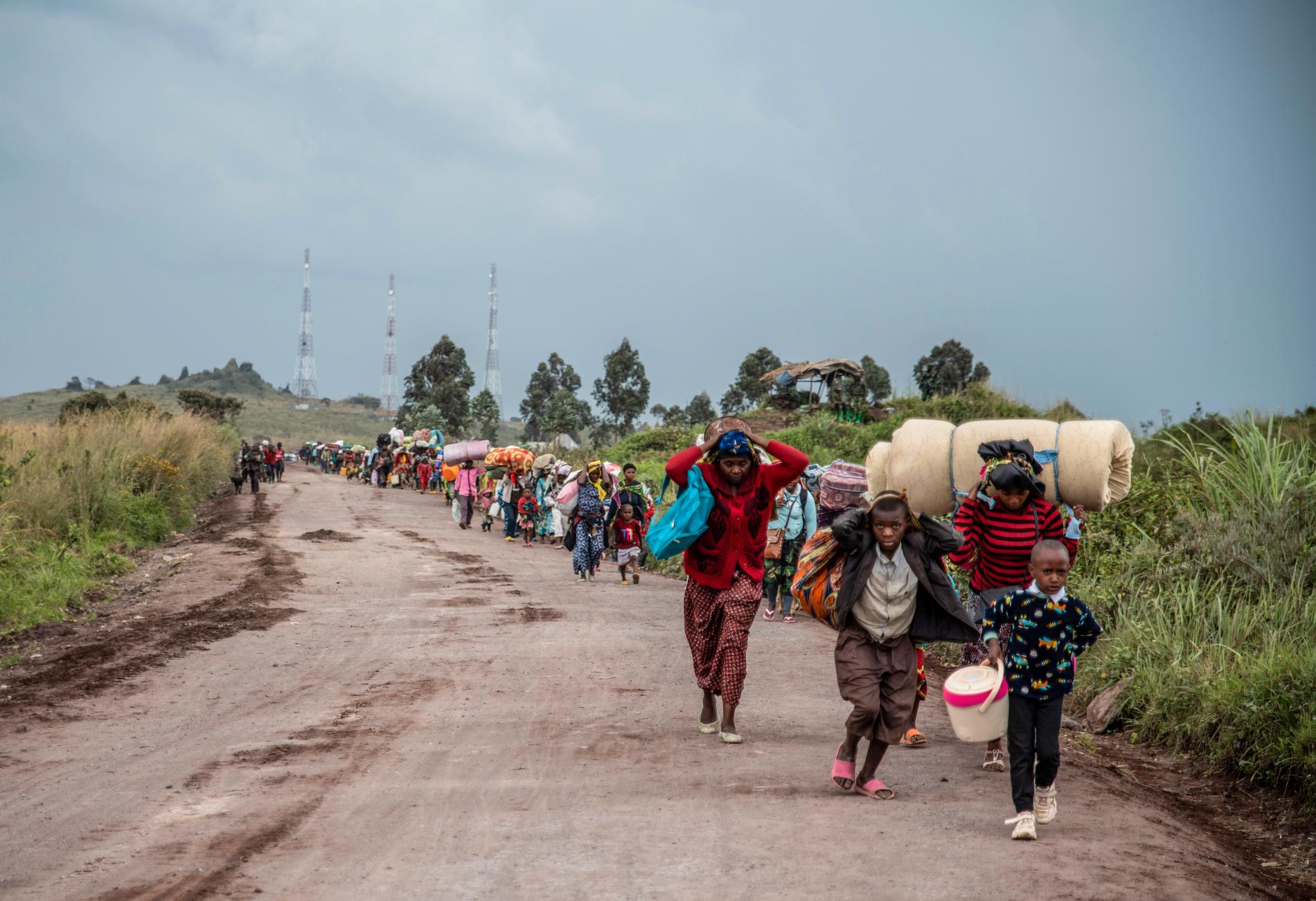 Människor på flykt undan strider i Kibumba, östra Kongo.