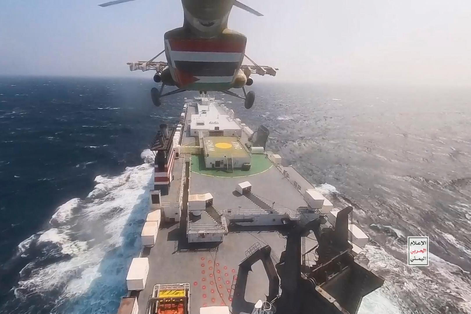 Foto släppt av Huthi-rebellerna som visar hur en av deras helikoptrar närmar sig lastfartyget Galaxy Leader den 19 november, startdagen för attackerna mot fartyg på Röda havet.