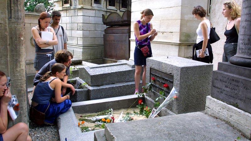 Popikonen Jim Morrisons grav i Paris lockar besökare år efter år.