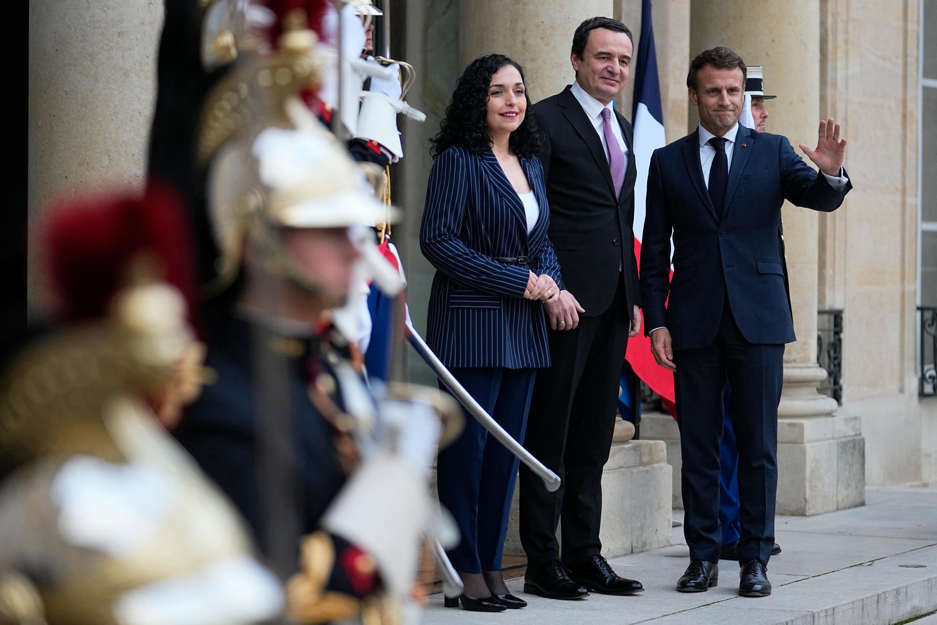 Kosovos president Vjosa Osmani och premiärminister Albin Kurti vid ett möte med Frankrikes president Emmanuel Macron i Paris tidigare i november.