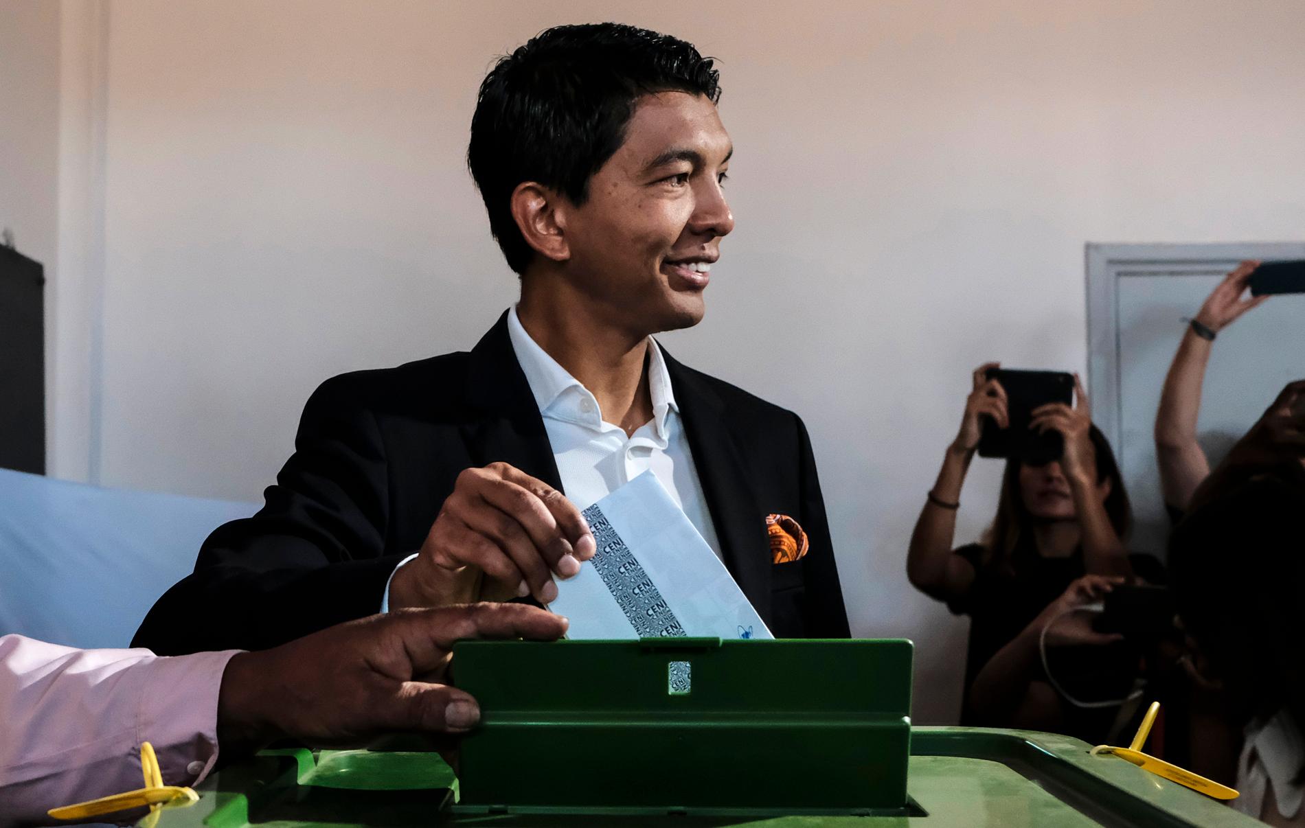 Andry Rajoelina, kandidat i presidentvalet på Madagaskar, röstar i den första valomgången. Arkivbild.