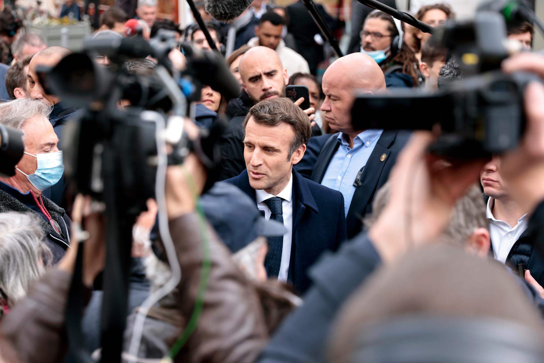 Emmanuel Macron försöker bli omvald som Frankrikes president på söndag.