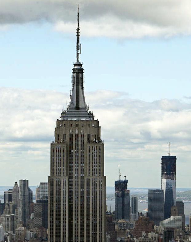 Empire State Building får nöja sig med att vara New Yorks näst högsta byggnad. Till höger i bild syns tornet som tar förstaplatsen.