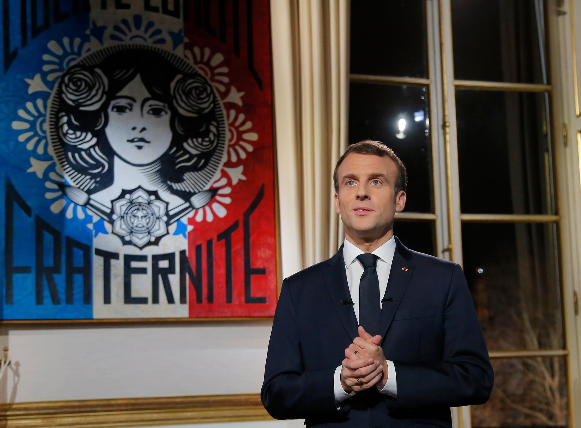 President Emmanuel Macron poserar för fotografer i samband med sitt nyårstal.