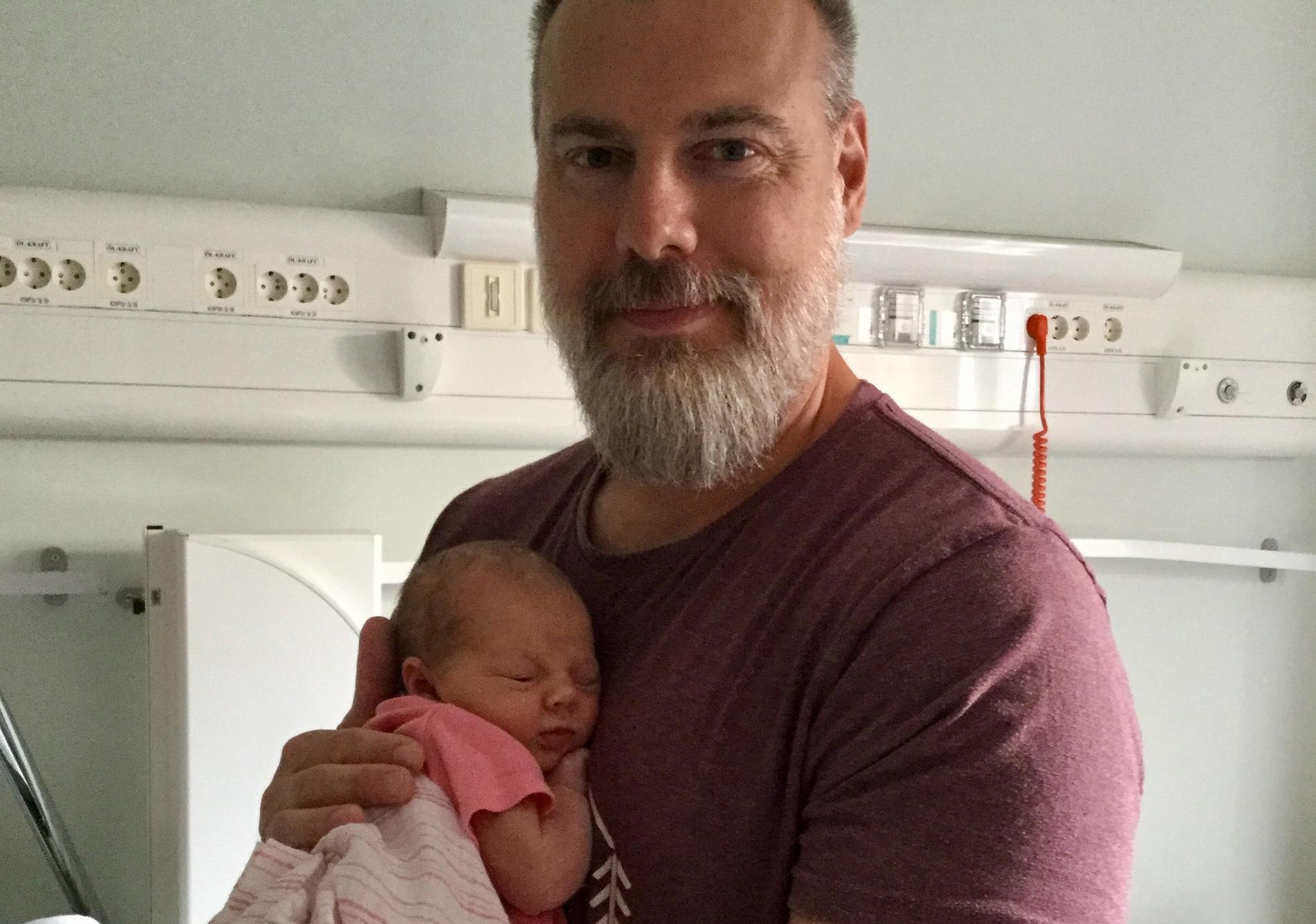 Rikard Grönborg med nyfödda dottern Grace Callie.