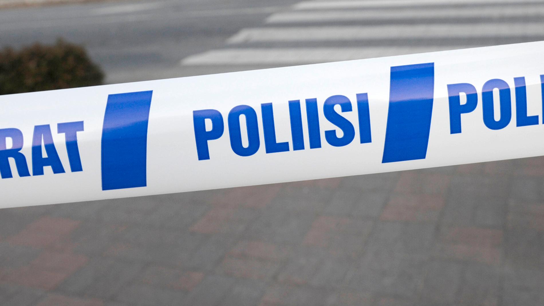 Ett boende för barn och unga har spärrats av i Helsingfors sedan en person skadat två vuxna och tre barn med kniv. Arkivbild.