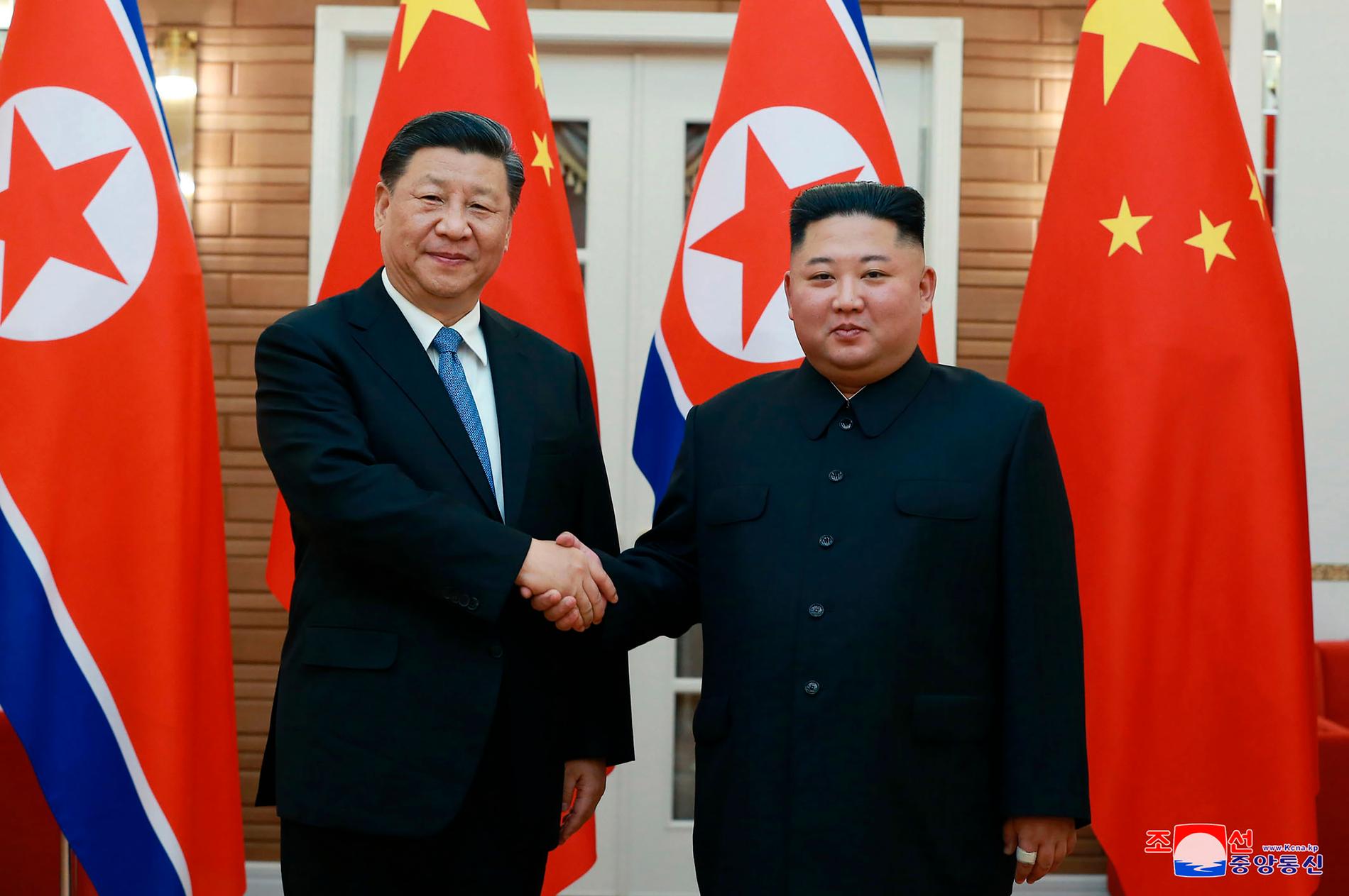 Kinas president Xi Jinping och Nordkoreas ledare Kim Jong Un har nu avslutat sitt möte. Bilden som tillhandahålls av den nordkoreanska statliga nyhetsbyrån KCNA uppges vara tagen vid Kumsusan-palatset i Pyongyang.