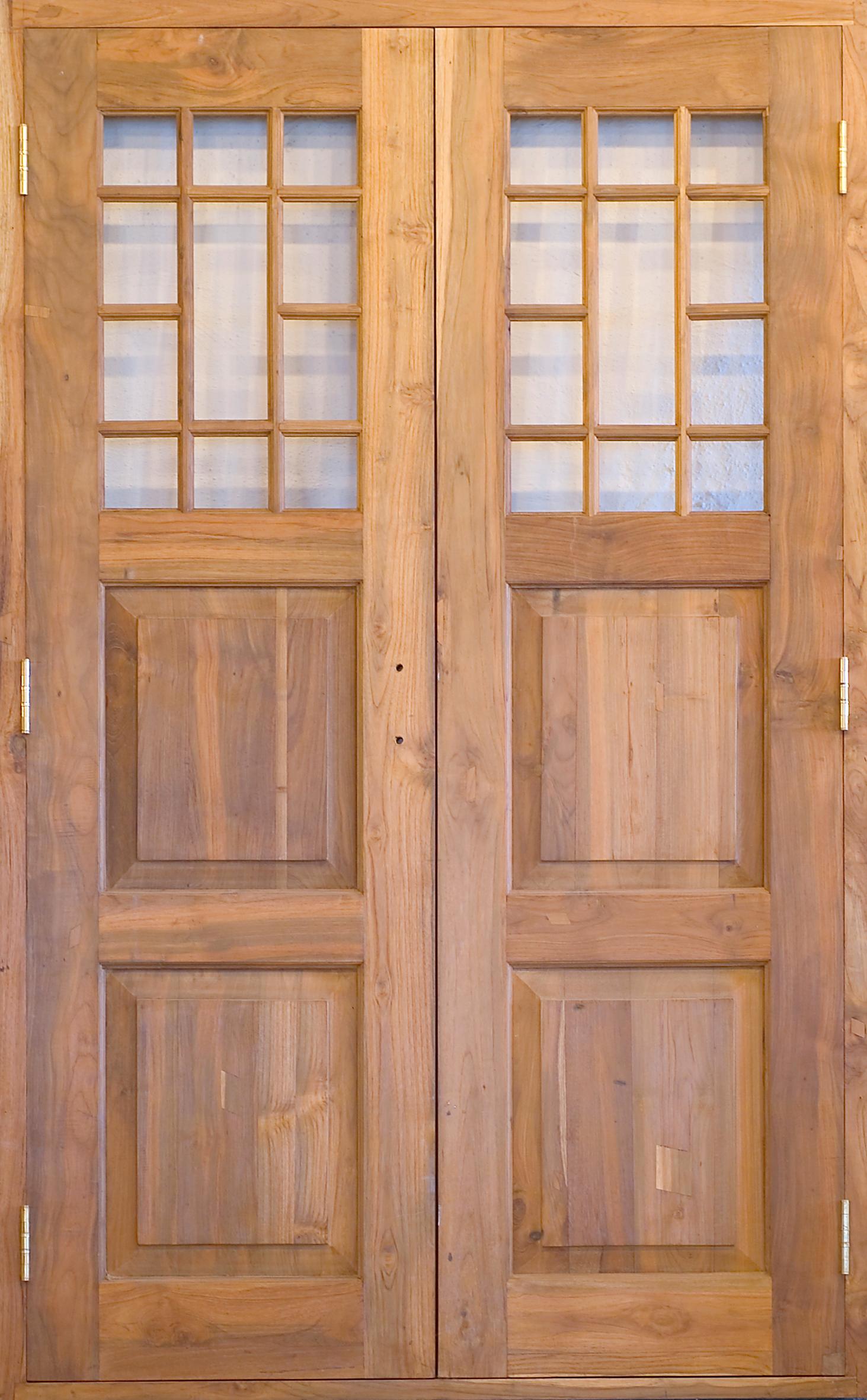 Två fina ytterdörrar i teak från Qvesarum i Skåne, som nytillverkar teakdörrar i gammal stil. Ovan ”Simrishamn”, 17 500 kr, t.v. ”Ekestad, 24 500 kr.