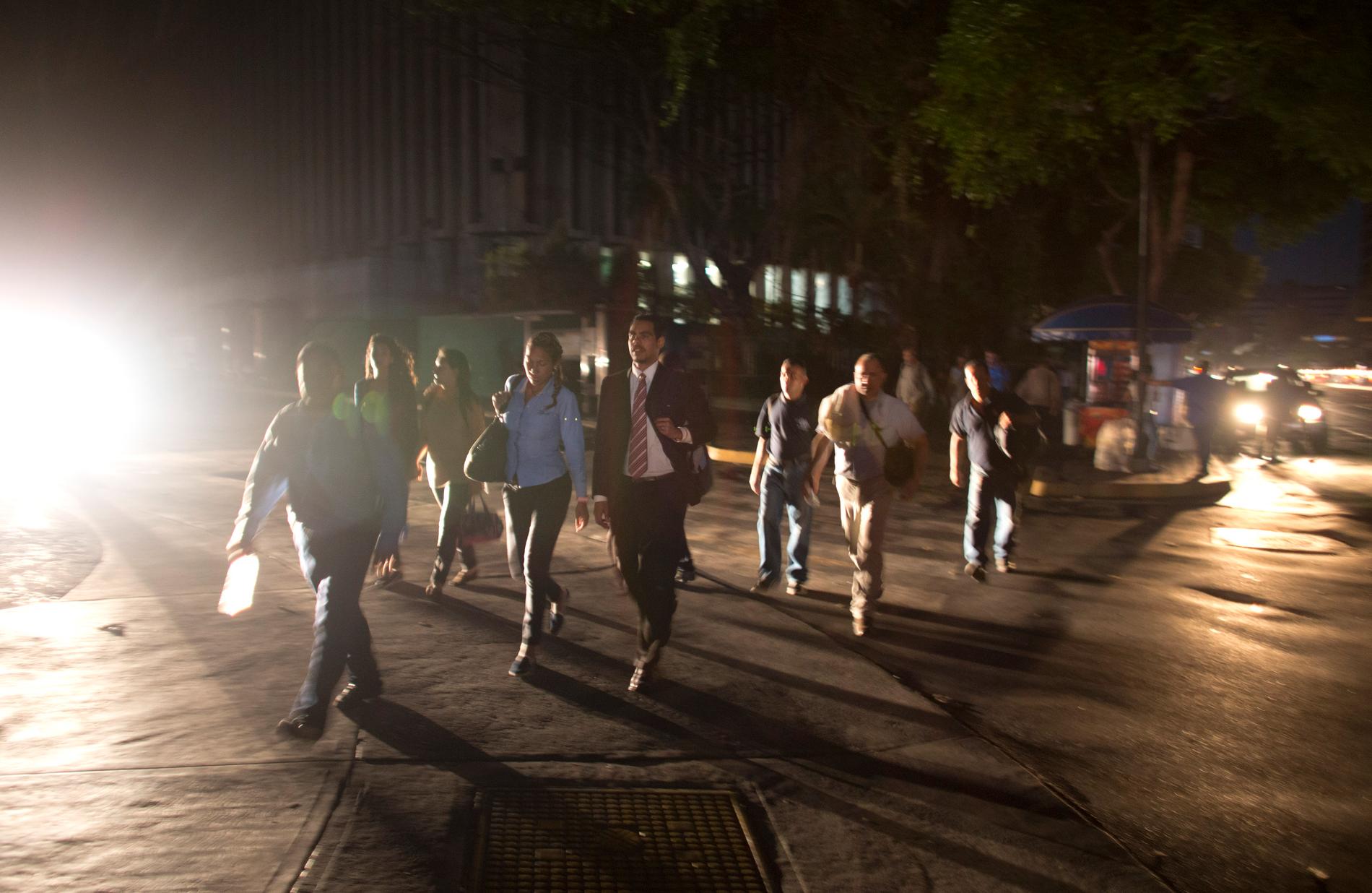 Bilarnas strålkastare var allt som lyste upp huvudstaden Caracas gator när landet drabbades av ett större strömavbrott.