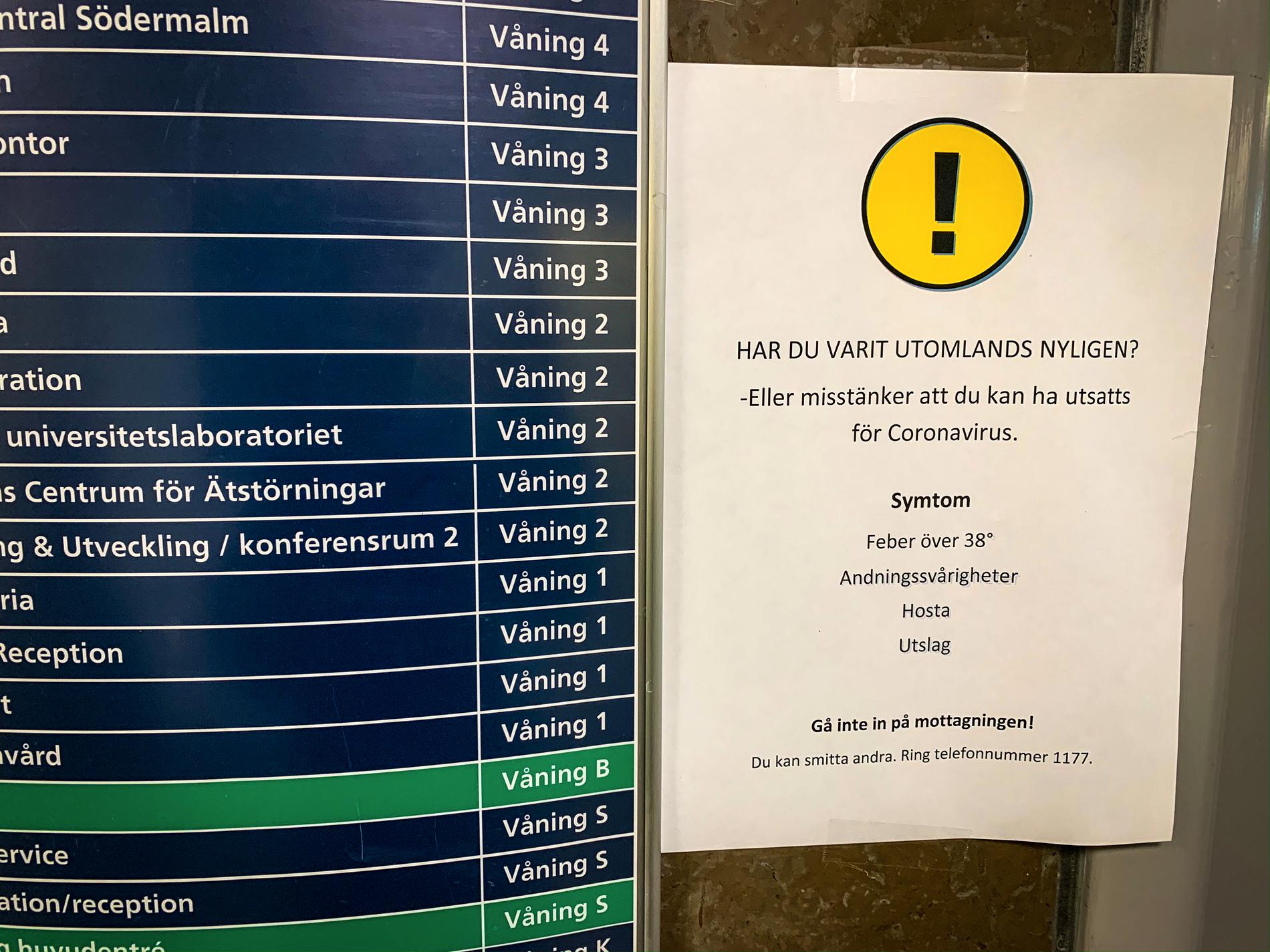 Anslag med information om coronaviruset sars-cov-2 uppsatt utanför hissarna på Maria Sjukhus på Södermalm i Stockholm. Arkivbild.
