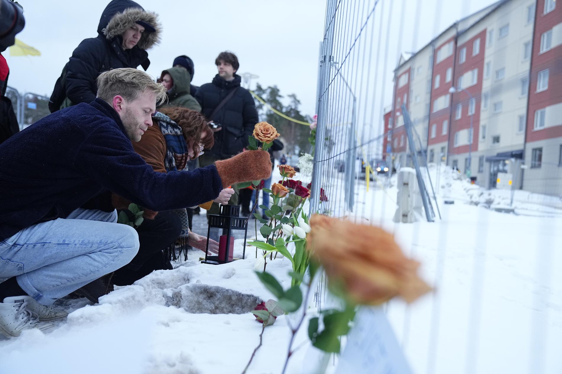 Många har tagit sig till olycksplatsen i Sundbyberg för att tända ljus och lämna blommor för de döda. 