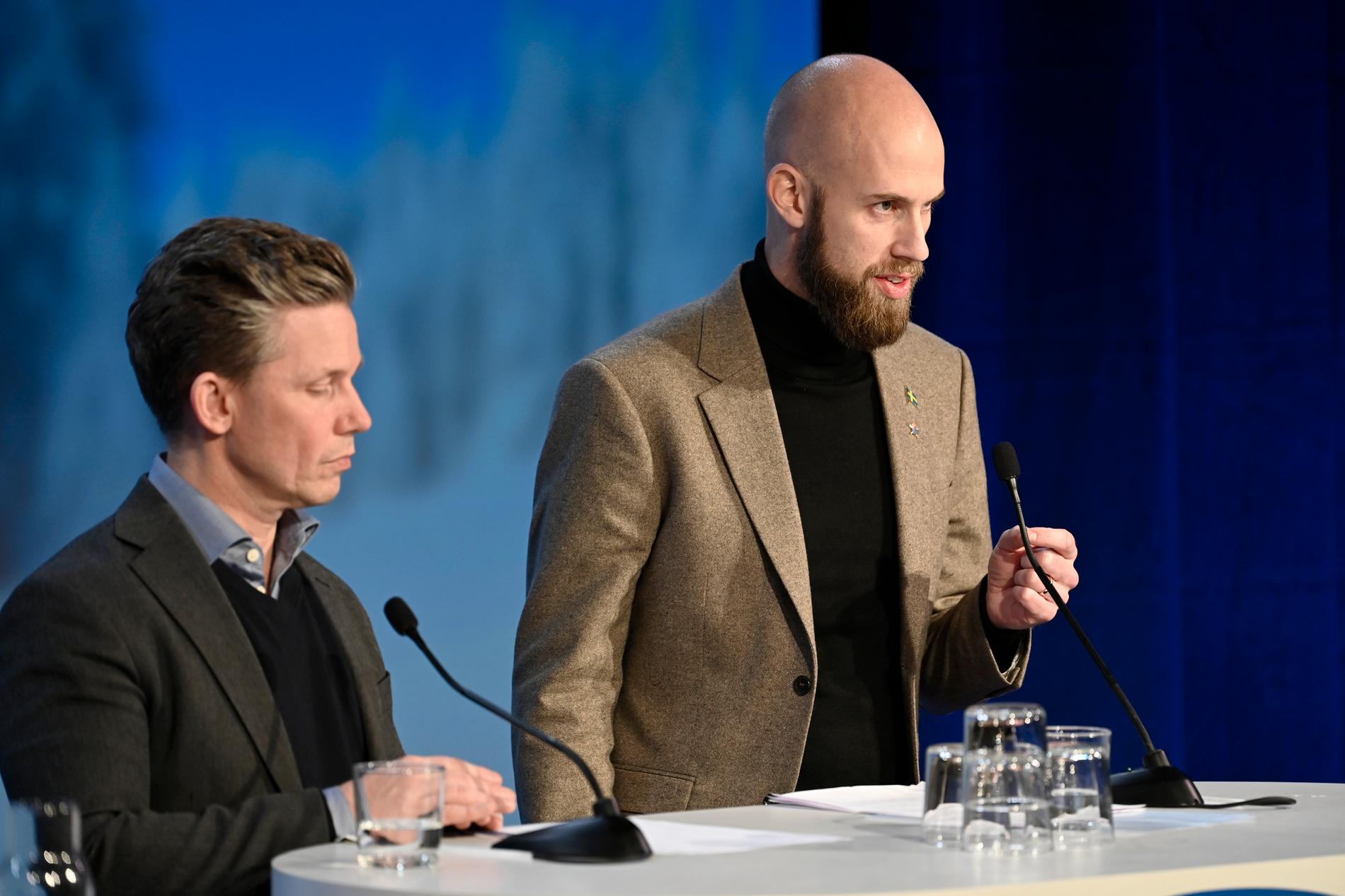 Försvarsminister Pål Jonsson (M) och civilförvarsminister Carl-Oskar Bohlin (M) höjde tonläget om eventuellt krig i Sverige under Folk och Försvar i Sälen. 