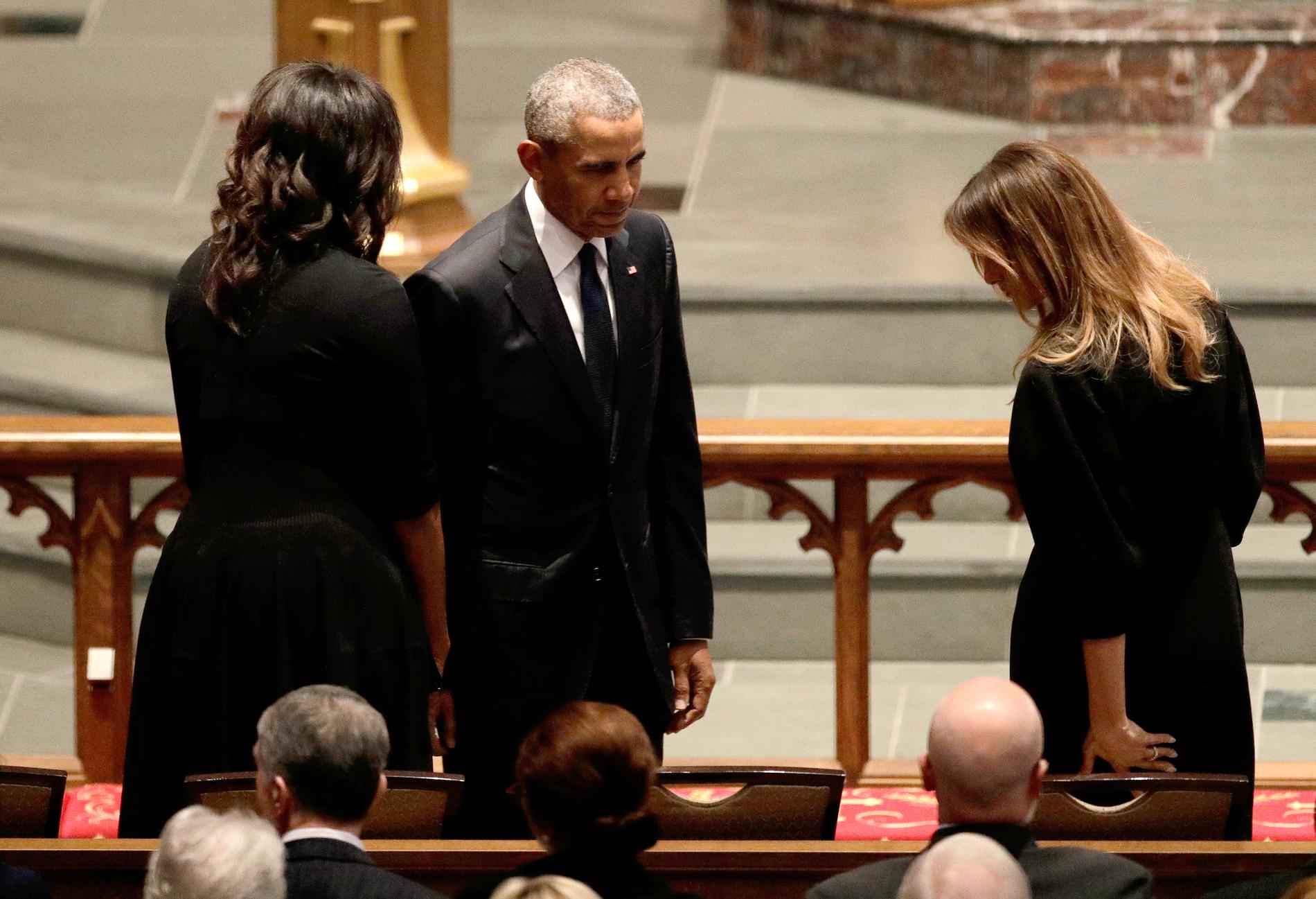 Barack Obama och Michelle Obama hälsar på Melania Trump. 