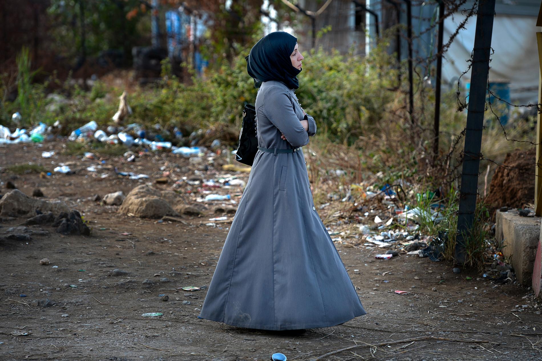 Fatima väntar på att dottern ska ta sig över gränsen från Syrien till lägret utanför Beirut i Libanon.