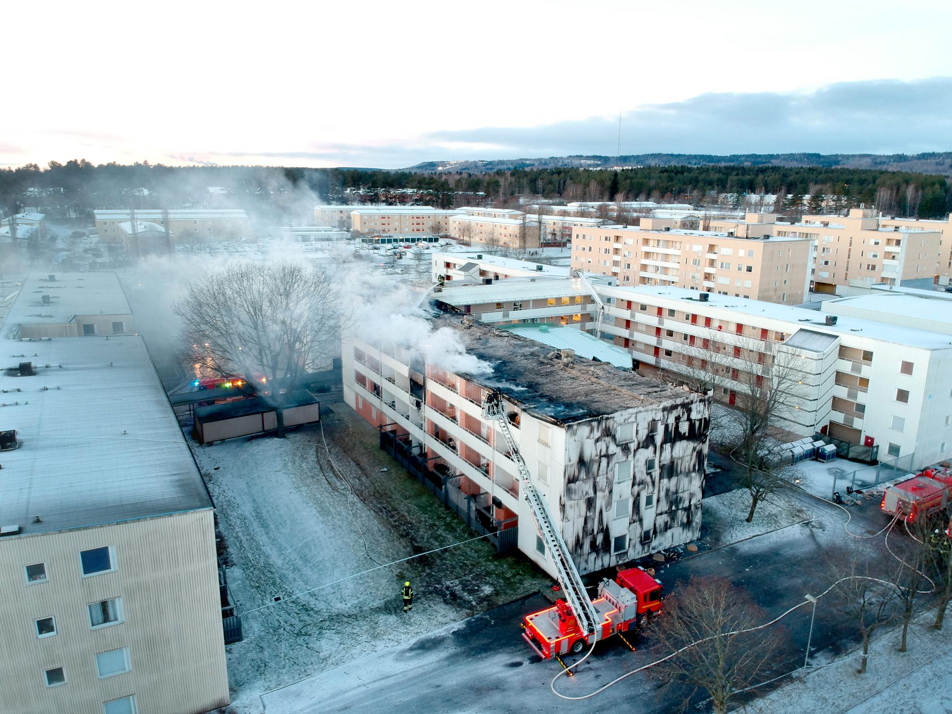 Två huskroppar fick stora skador i branden i Skövde. Släckningsarbetet försvårades av att cellplast hade använts som isolering.